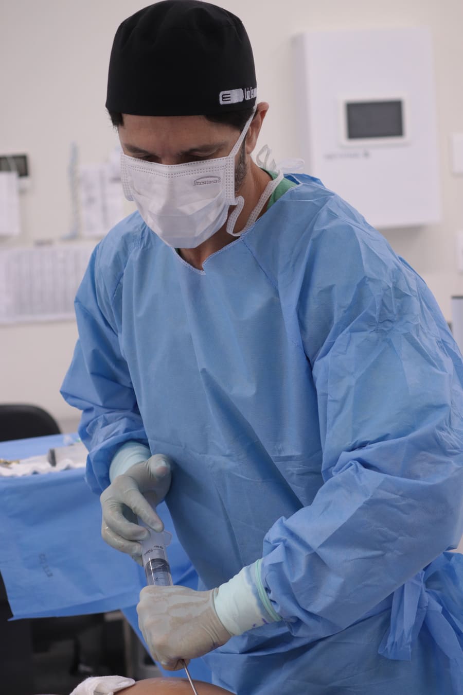 Dr. Luiz Fernando Pinho Miranda em procedimento no centro cirúrgico