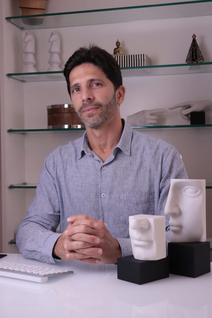 Dr. Luiz Fernando Pinho Miranda no consultório